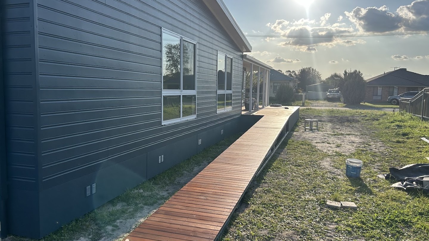 A Colorbond fence and new timber deck built along a Wagga Wagga home by Anesbury Fencing