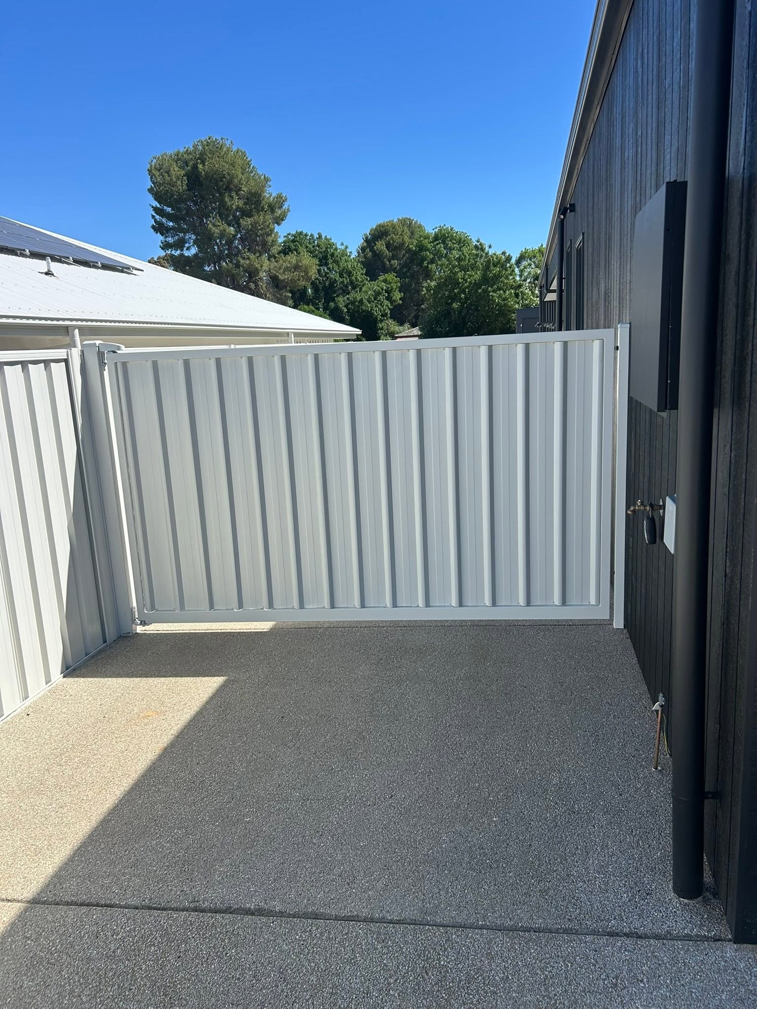 A white privacy wall around a courtyard – a real job by Anesbury Fencing & Construction in Wagga Wagga