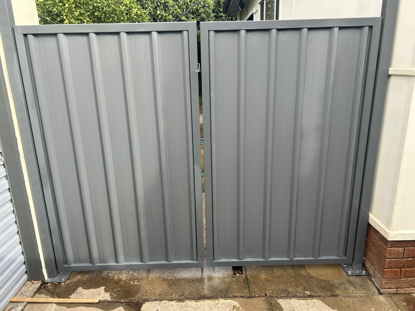 Grey Colorbond double gates – a real job by Anesbury Fencing & Construction in Wagga Wagga