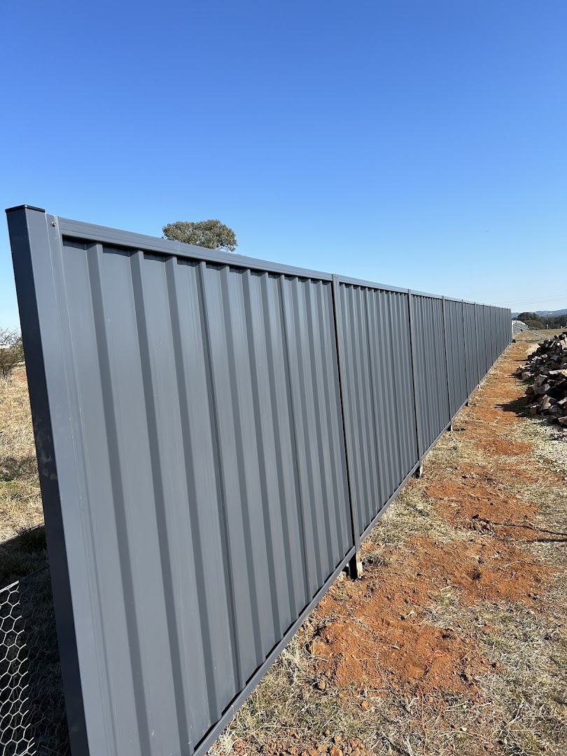 A long grey Colorbond fence line built by Anesbury Fencing in Wagga Wagga