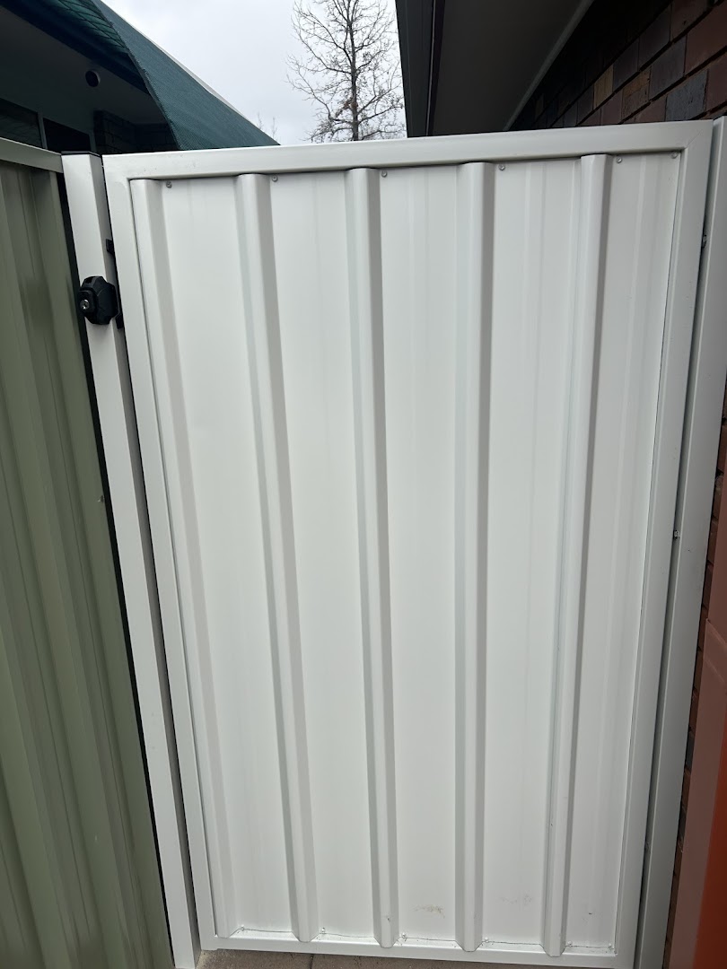 A cream Colorbond gate, closed and latched – a real job by Anesbury Fencing & Construction in Wagga Wagga