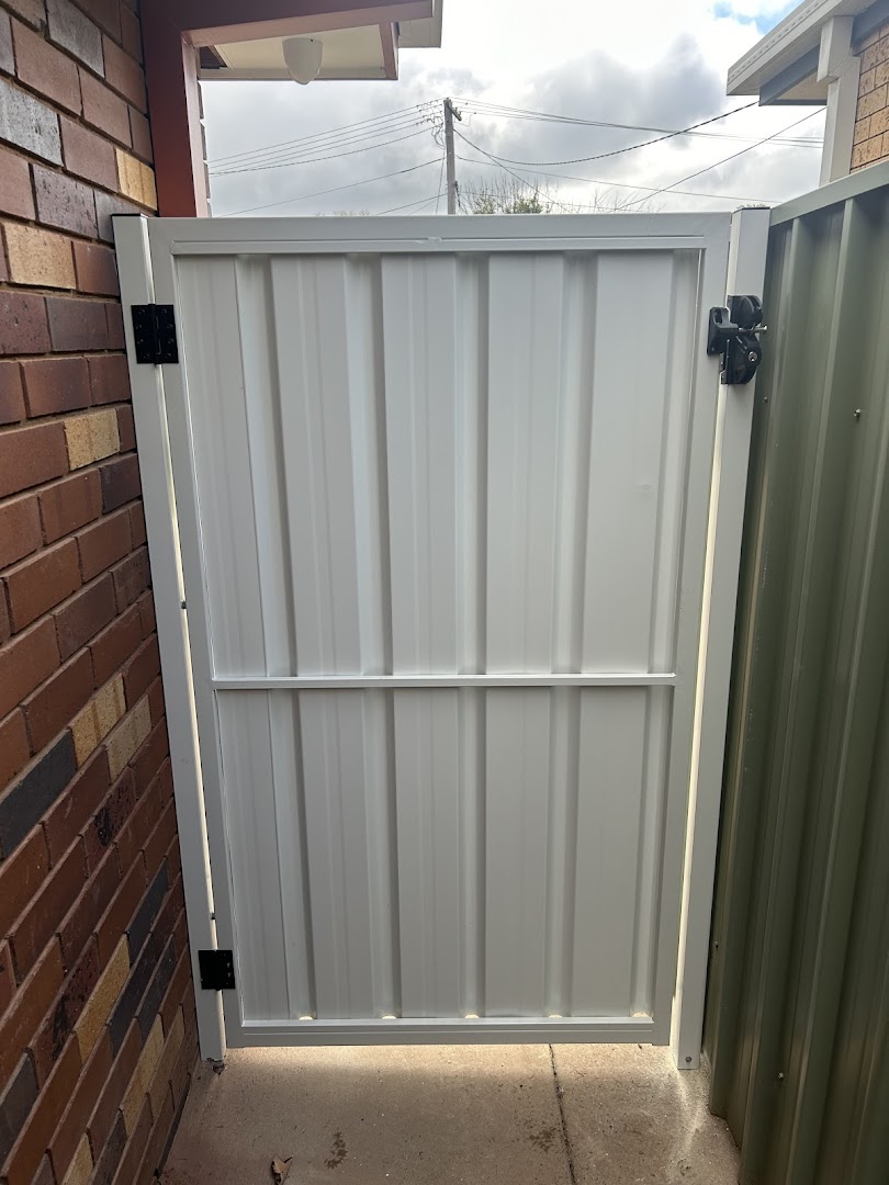 A cream gate between brick and green Colorbond – a real job by Anesbury Fencing & Construction in Wagga Wagga