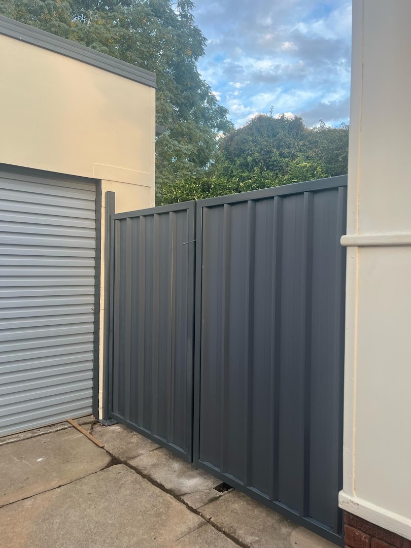 A grey Colorbond fence and gate corner – a real job by Anesbury Fencing & Construction in Wagga Wagga